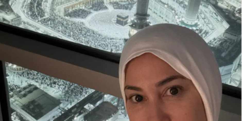 الفنانة هند صبري تؤدي مناسبك العمرة في ليلة عيد ميلادها