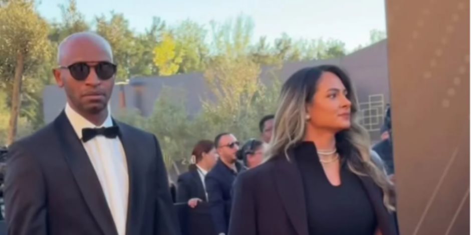 شيكابالا وزوجته علي السجادة فى حفل جوائز كاف.. صور