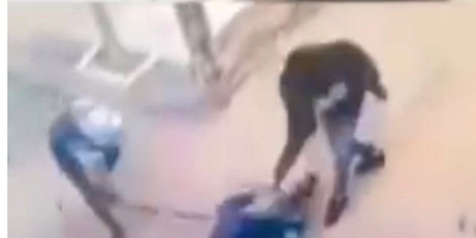 الداخلية: ضبط شخصين لقيامهما بالتعدي على آخر بأسلحة بيضاء في البحيرة