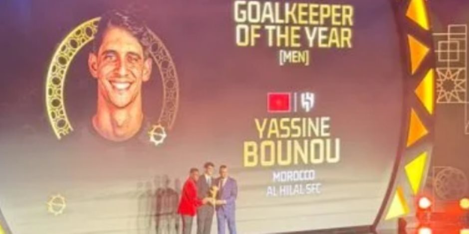الحضرى يسلم ياسين بونو جائزة أفضل حارس فى أفريقيا 2025 ضمن جوائز الكاف