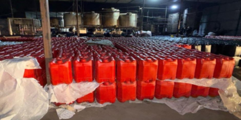 ضبط مصنع غير مرخص لإعادة تدوير الزيوت المستعملة بالجيزة