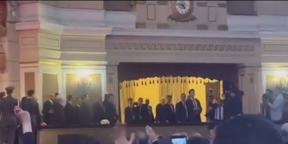 تحية على الطريقة الكورية.. كيف ودع الرئيس لى الحضور بجامعة القاهرة؟