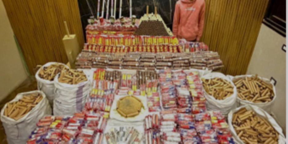 ضبط أحد الأشخاص لقيامه بتصنيع الألعاب النارية وترويجها عبر مواقع التواصل الاجتماعي