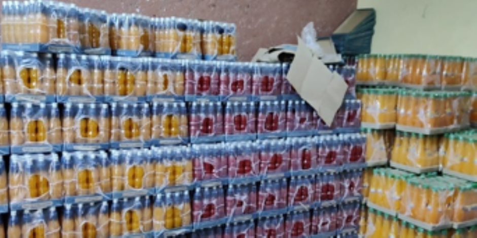ضبط صاحب مصنع لإنتاج وتعبئة وبيع المشروبات الصناعية رخيصة الثمن والمصنعة بمواد مجهولة المصدر