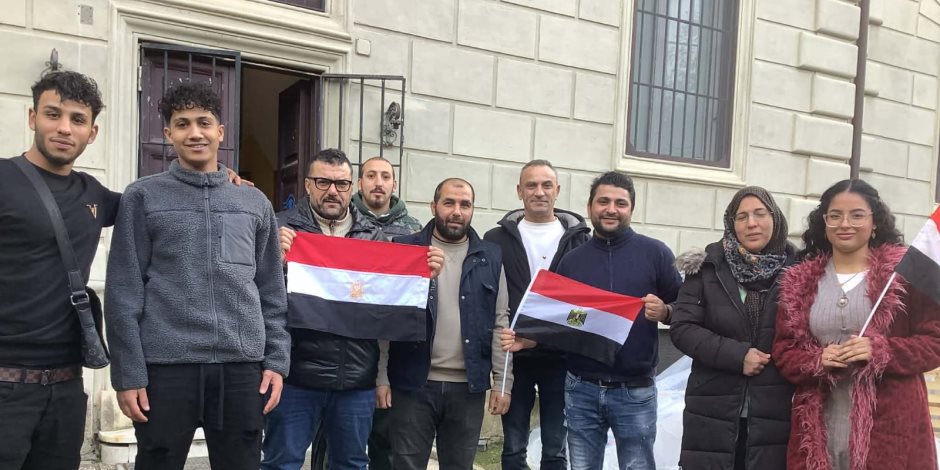 إقبال كبير من المصريين في ميلانو على انتخابات النواب رغم سوء الطقس (صور)