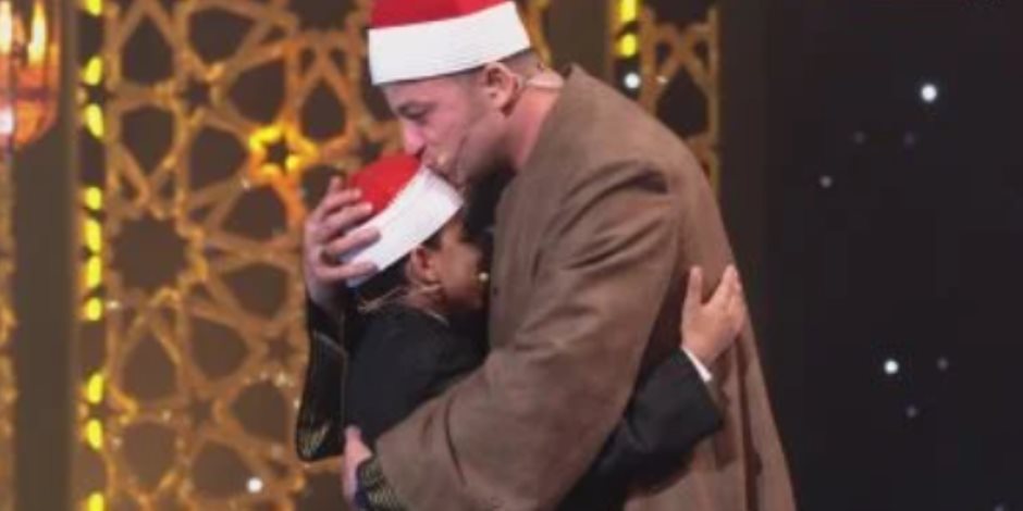 الشيخ طه النعمانى يقبل رأس المتسابق محمد القلاجى بـ دولة التلاوة