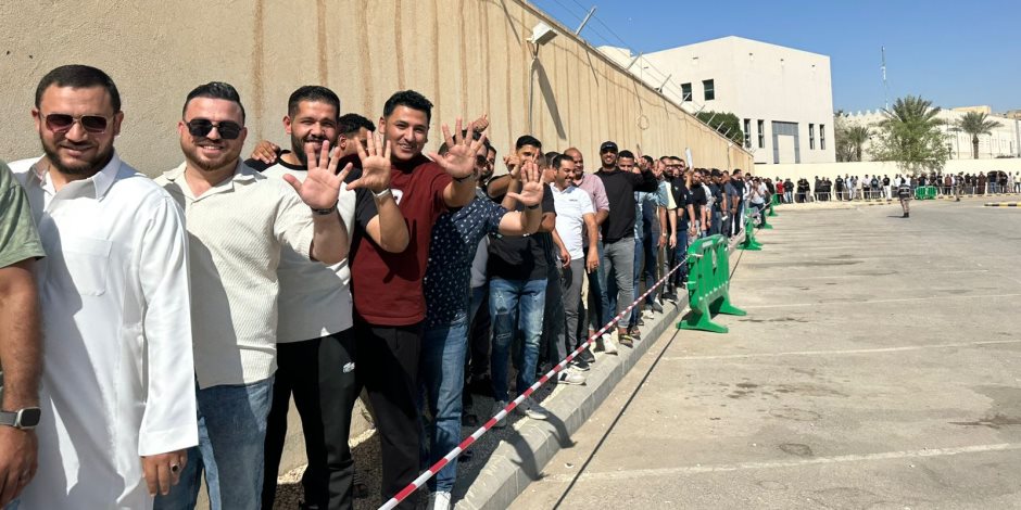 الجالية المصرية بالأردن تحتشد أمام سفارتها للمشاركة فى انتخابات النواب