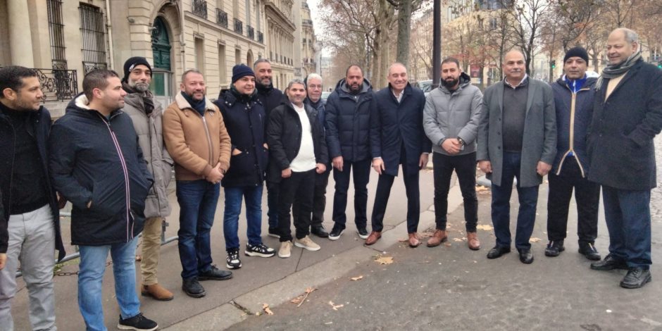 السفير التقط معهم الصور التذكارية.. استمرار توافد أبناء الجالية المصرية على سفارة مصر بباريس في اليوم الثاني للتصويت بانتخابات مجلس النواب