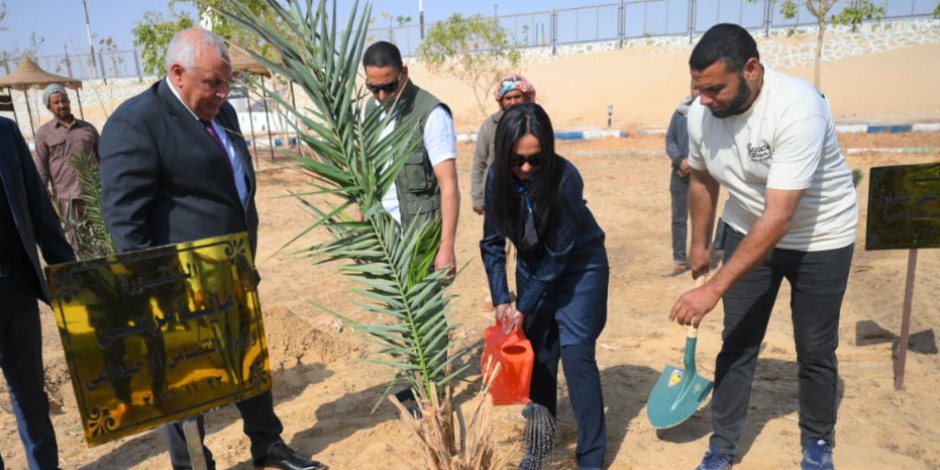 وزيرة التضامن الاجتماعي تغرس نخلة في حديقة 30 يونيو بالوادي الجديد