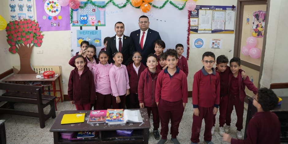 مدير نيابة المنزلة يدعم الطفلة حور "ضحية التنمر" ويصطحبها للمدرسة ويوزع الحلوى على التلاميذ