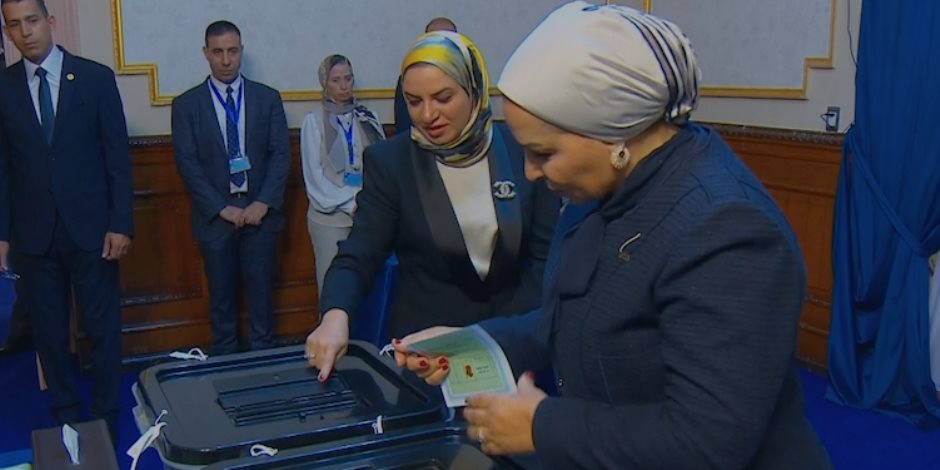 السيدة انتصار السيسى تدلى بصوتها فى انتخابات مجلس النواب