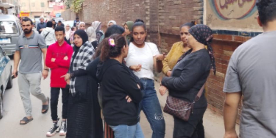 اصطفاف النساء رفقة أبنائهن في طوابير اللجان الانتخابية بعين شمس