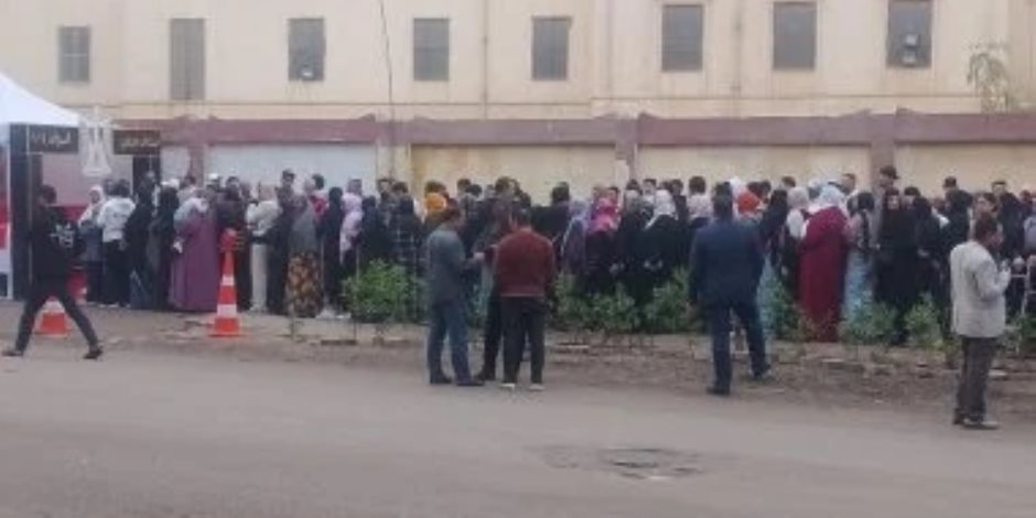 انتخابات البرلمان .. طوابير أمام مقار لجان حلوان للإدلاء بأصواتهم فى العملية الانتخابية
