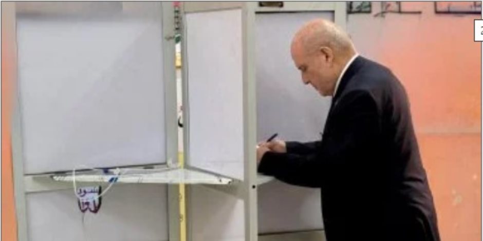 رئيس هيئة النيابة الإدارية يدلي بصوته في انتخابات مجلس النواب 2025