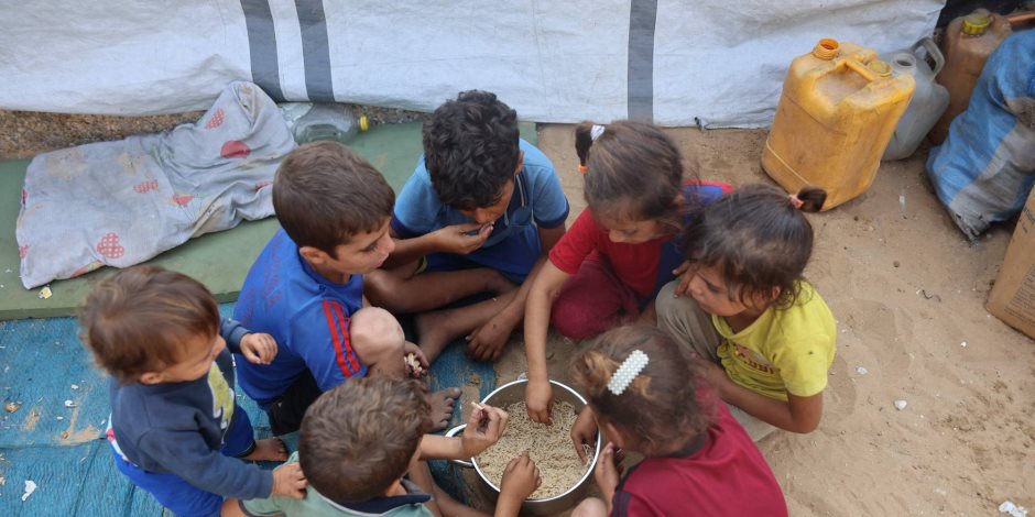 القاهرة الإخبارية: منخفض جوي يغمر قطاع غزة بالأمطار ويغرق خيام النازحين