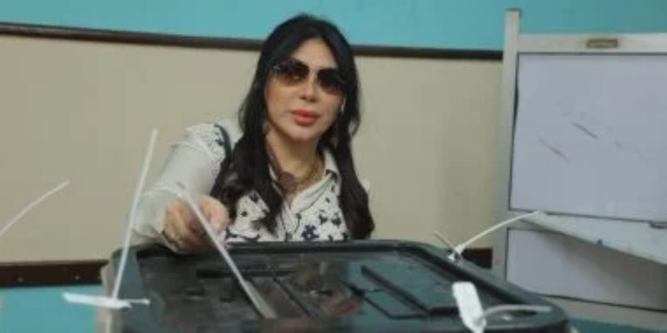 غادة إبراهيم تدلى بصوتها فى انتخابات مجلس النواب بمصر الجديدة