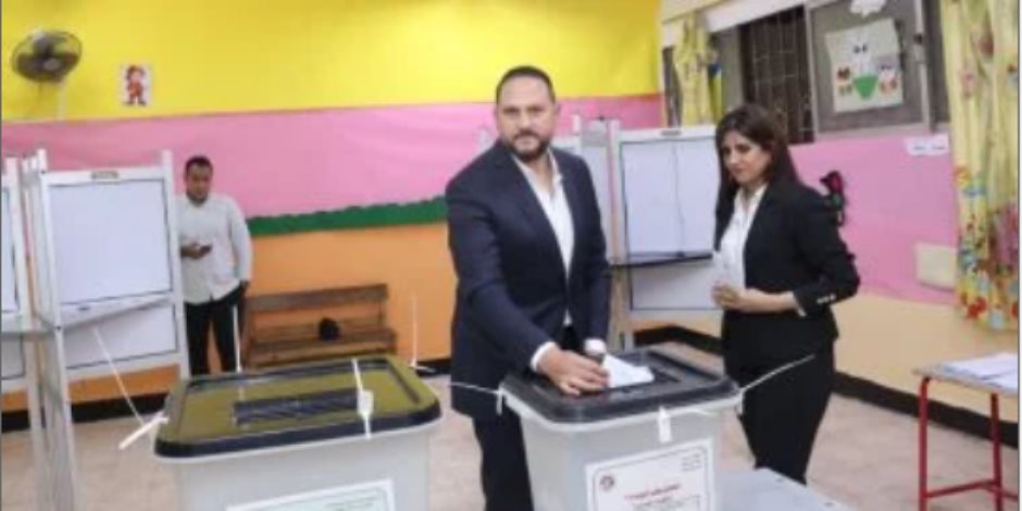 الفنان عماد زيادة يدلي بصوته فى انتخابات مجلس النواب  