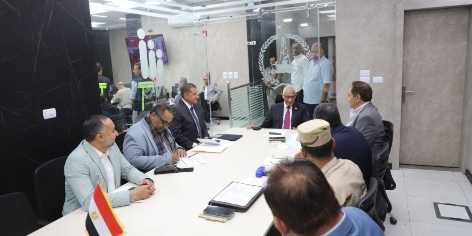 محافظ شمال سيناء يتابع سير انتخابات مجلس النواب عبر مركز سيطرة الشبكة الوطنية للطوارئ (صور)