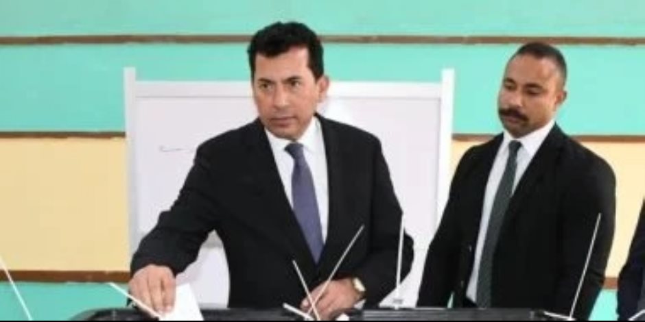 وزير الشباب والرياضة يدلى بصوته فى انتخابات مجلس النواب بالشروق