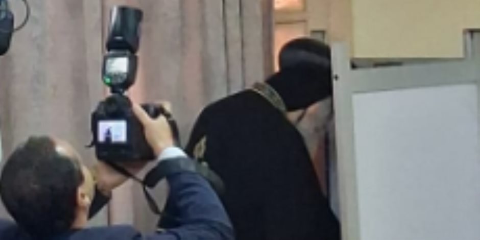 البابا تواضروس الثاني يدلي بصوته في انتخابات النواب بالعباسية