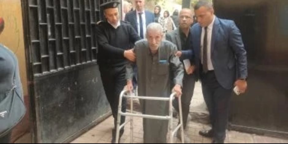 انتخابات النواب 2025 .. الشرطة تساعد كبار السن فى اللجان الانتخابية بالجمالية