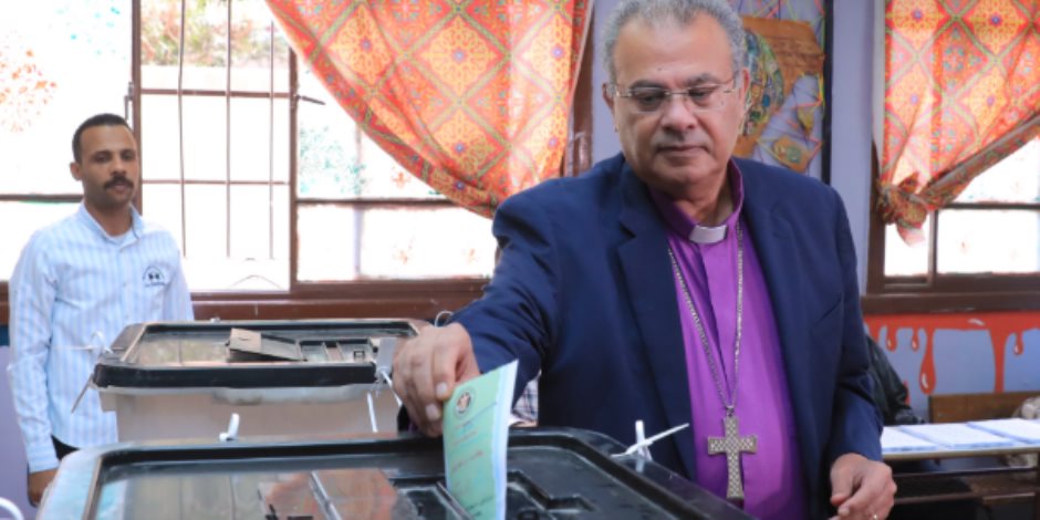 رئيس الطائفة الإنجيلية يدلي بصوته في انتخابات مجلس النواب ويؤكد : المشاركة مسؤولية وطنية 