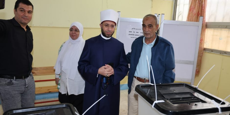 وزير الأوقاف يُدلي بصوته في انتخابات مجلس النواب ويؤكد: الوطن لا يُبنى إلا بالإيجابية 