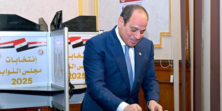 الرئيس السيسي يدلي بصوته بانتخابات النواب بمدرسة الشهيد مصطفى يسري أبو عميرة