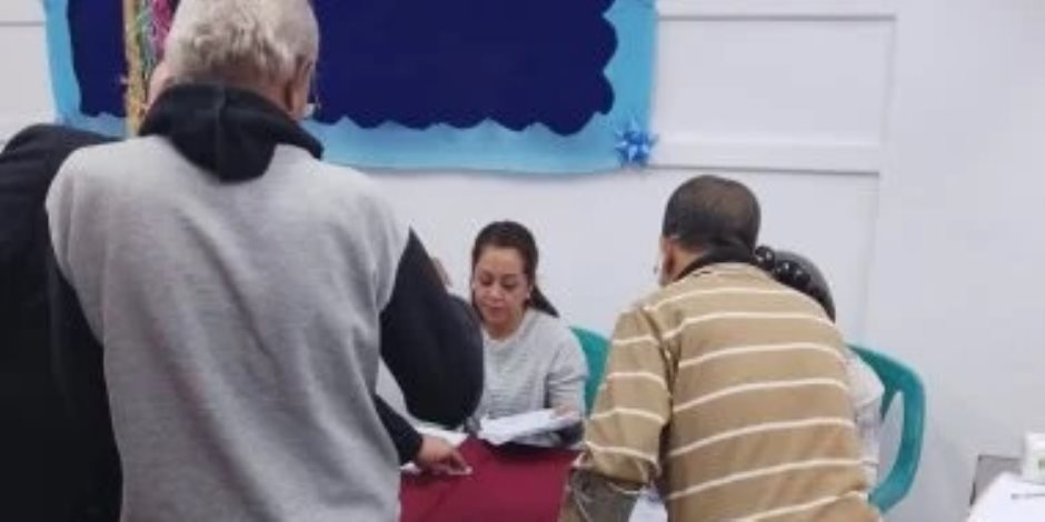 مواطنون لم تمنعهم إعاقتهم من المشاركة فى انتخابات النواب بالمطرية.. صور