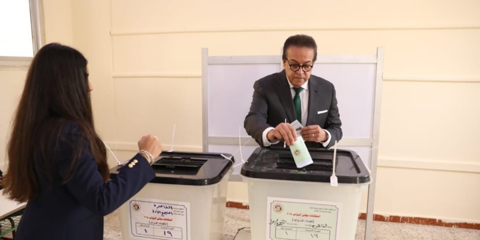 وزير الصحة يدلي بصوته في الانتخابات البرلمانية 2025