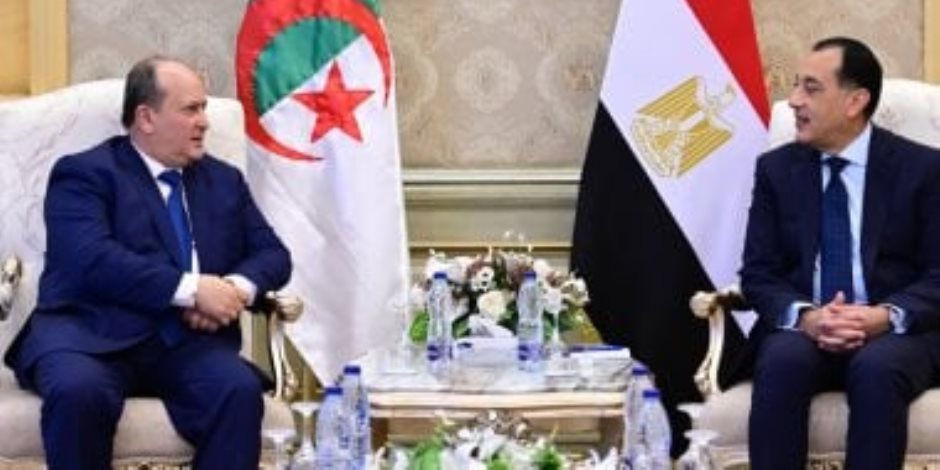 رئيس الوزراء يستقبل الوزير الأول للجزائر بمطار القاهرة الدولى