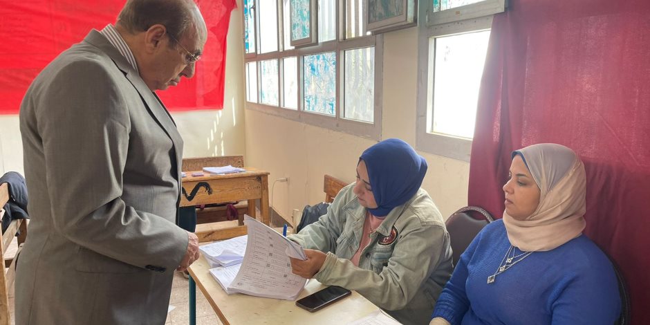 محافظ المنيا الأسبق يدلي بصوته في انتخابات مجلس النواب 2025