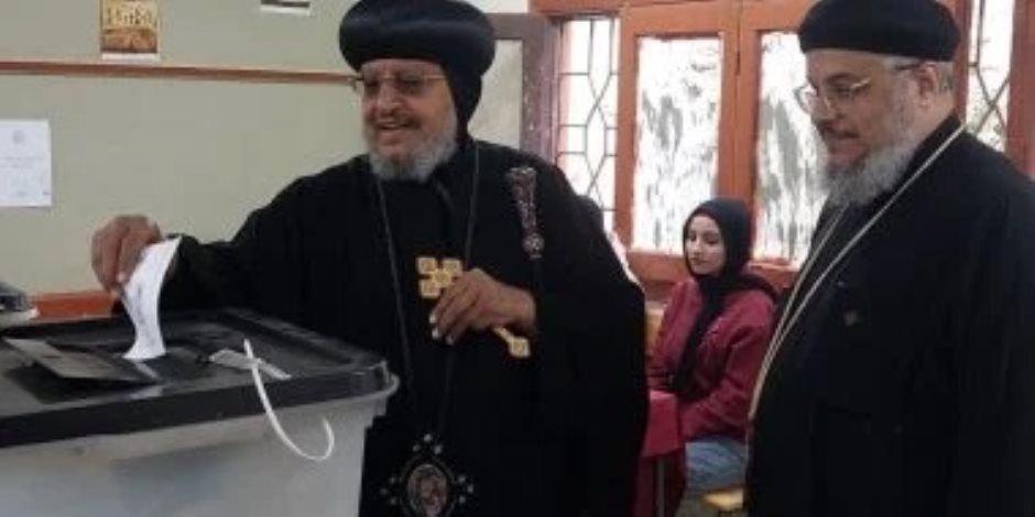 الأنبا مرقس مطران شبرا الخيمة يدلى بصوته فى انتخابات مجلس النواب