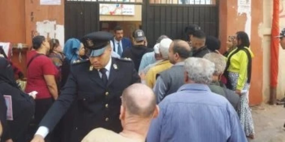 إقبال كبير يمتد فى طوابير.. توافد مكثف على لجان انتخابات النواب بالساحل.. صور