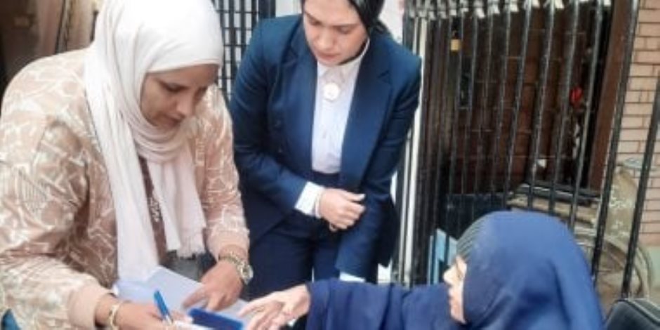 رئيسة لجنة فرعية بالقليوبية تنزل لسيدة مسنة لمساعدتها في التصويت بالانتخابات