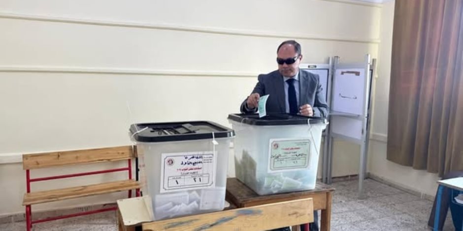 رئيس هيئة تنمية الصعيد يُدلي بصوته في انتخابات مجلس النواب 