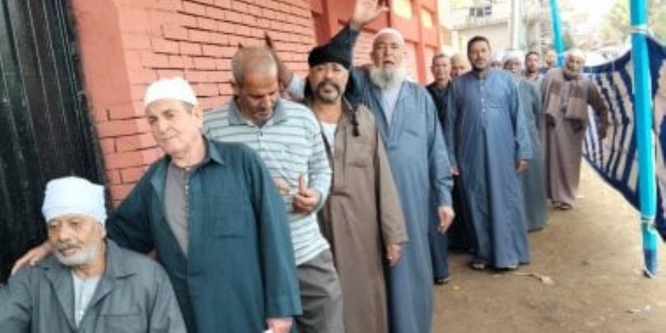 كبار السن في المقدمة وإقبال كبير من السيدات بلجان كفر الشيخ... صور
