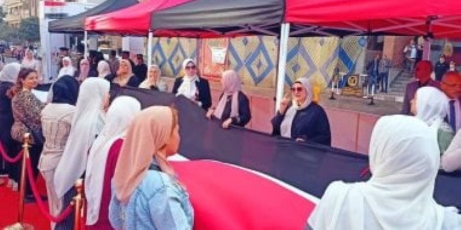 بعلم مصر.. حشود نسائية أمام لجنة بالزقازيق في ثاني أيام انتخابات النواب