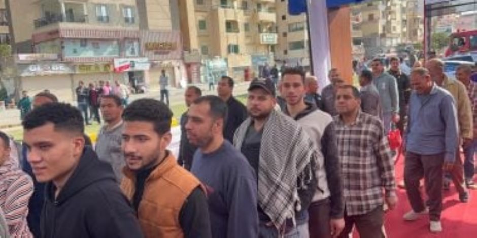 ضبط شخص فى طنطا يوزع كوبونات سلع غذائية وكروت دعائية لمرشح على الناخبين 