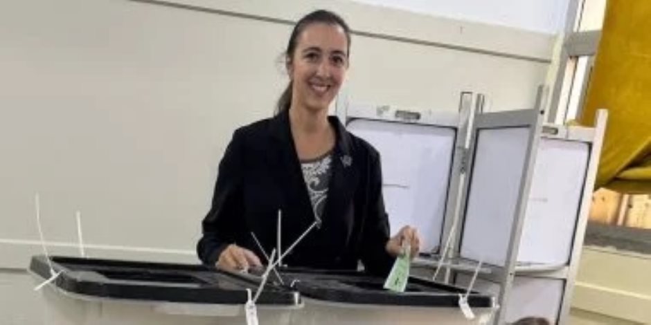 إدلاء هادية حسني رئيس اتحاد الريشة الطائرة بصوتها في انتخابات مجلس النواب.