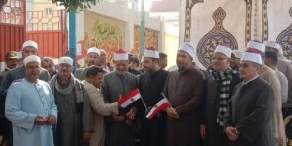 أئمة أوقاف مركز أولاد صقر بالشرقية يدلون بأصواتهم رافعين أعلام مصر