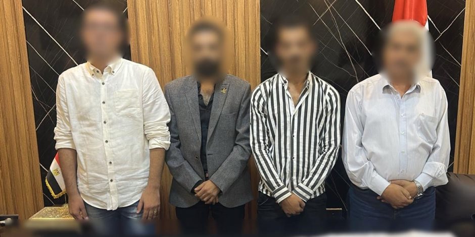 ضبط 4 أشخاص بحوزتهم كروت دعائية ومبالغ مالية أمام لجان الانتخابات بروض الفرج بالقاهرة