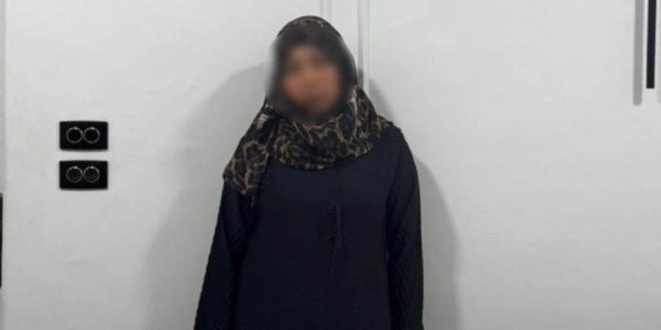 ضبط سيدة فى منوف تجمع بطاقات المواطنين لدفعهم للتصويت لصالح مرشح