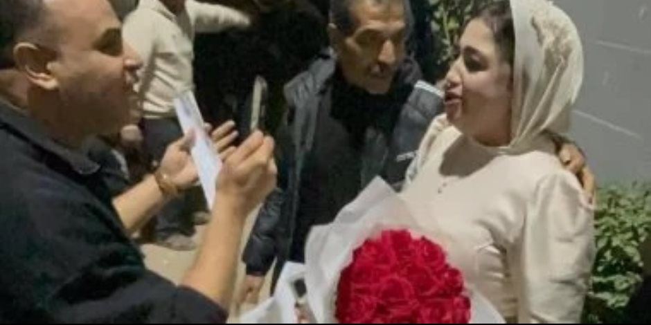 حدث بالإسماعيلية .. عروس تترك حفل خطبتها حاملة بوكيه الورد للتصويت في الانتخابات 