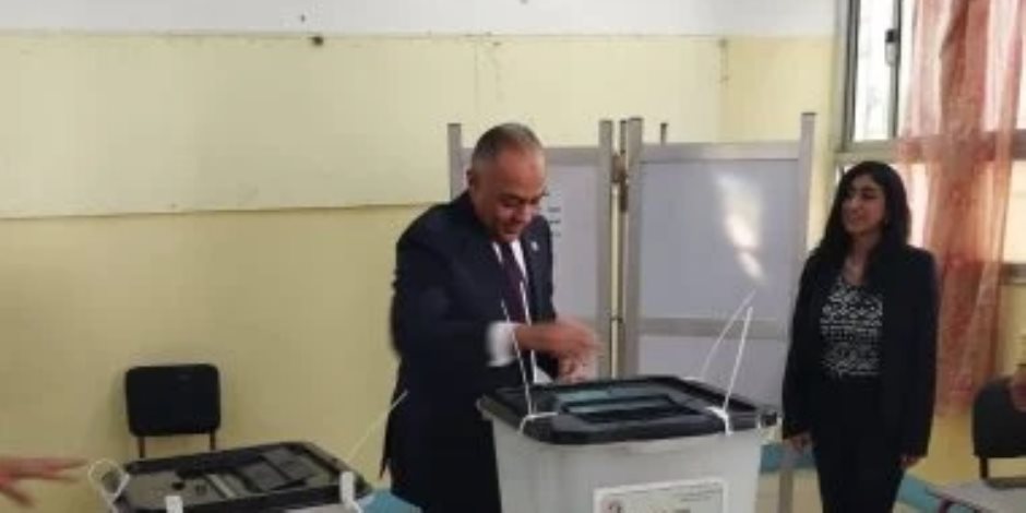 المستشار أحمد البندارى يدلى بصوته فى انتخابات مجلس النواب