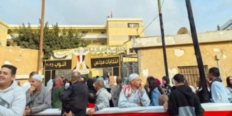 بدء توافد المواطنين على لجان حدائق حلوان والمعصرة فى انتخابات النواب