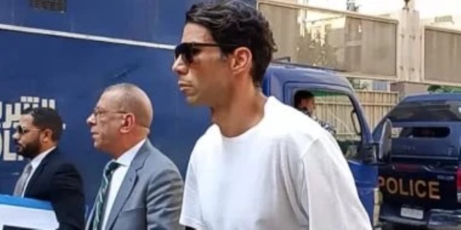 شريف إكرامى يؤازر رمضان صبحى فى جلسة محاكمته بتهمة التزوير بمحررات رسمية