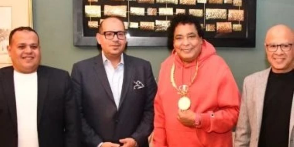 الكينج سفيرا للجنة الأولمبية.. ياسر إدريس يهدى محمد منير قلادة العظماء