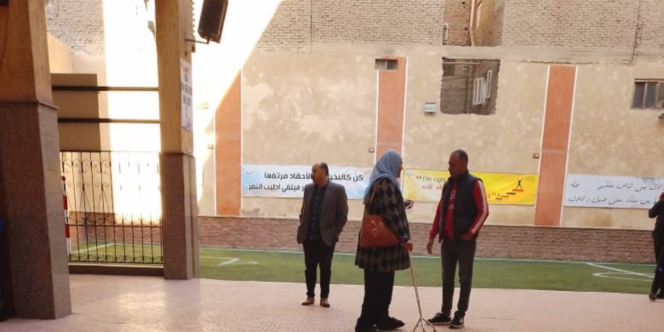 بالعكاز والإصرار.. سيدة مسنة تتحدى ظروفها وتدلي بصوتها بالمطرية وسط دعم من موظفي اللجنة