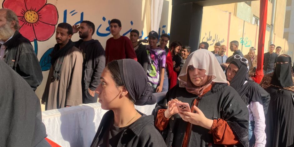 توافد كبير من الناخبين على مدرسة التونسي الابتدائية بالقاهرة للتصويت في انتخابات مجلس النواب